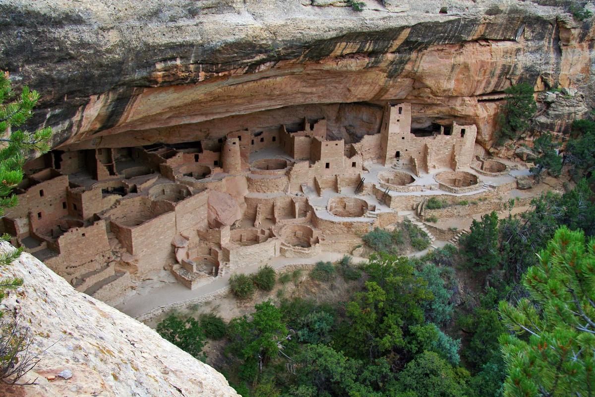 A view of Cliff Palace from atop the cliff at Mesa Verde. (MarclSchauer/Shutterstock)