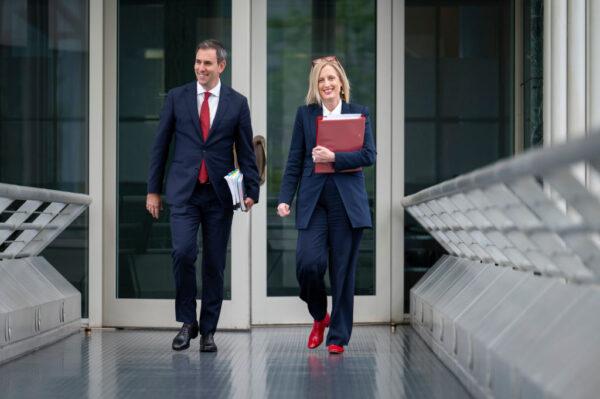 Treasurer Jim Chalmers and Finance Minister Katy Gallagher arriving at the press gallery at Parliament House in Canberra on Oct. 25, 2022. (Martin Ollman/Getty Images)