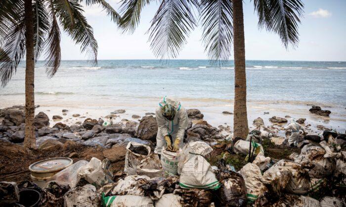 With Pails and Mugs, Philippine Residents Clean up Oil Spill