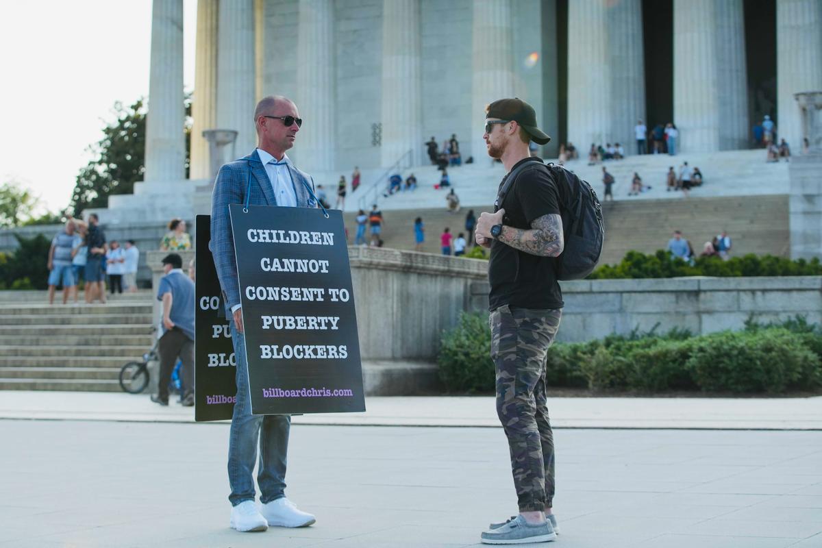 Chris Elston speaks one-on-one with a bystander at the Lincoln Memorial in Washington D.C. (Courtesy of <a href="https://www.billboardchris.com/">Chris Elston</a>)