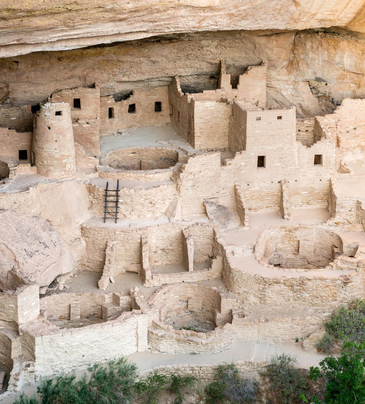 The damaged structures of Cliff Palace reveal quarters above and below ground. (NatalieJean/Shutterstock)