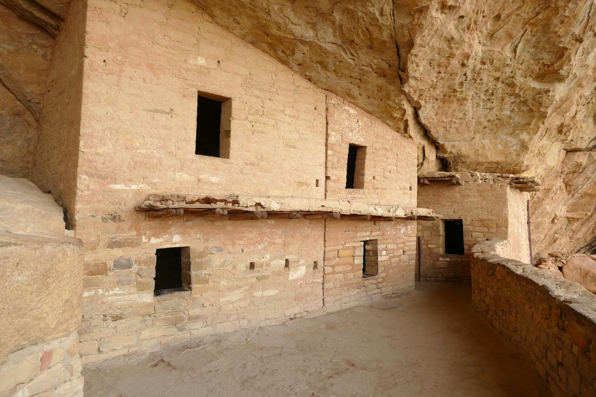 A well-preserved cliff dwelling built by the Pueblo Anasazi people. (Milan Sommer/Shutterstock)
