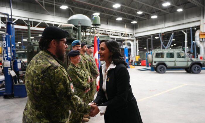 Ottawa to Fast-Track Purchase of Weapons for Canadian Troops in Europe: Minister