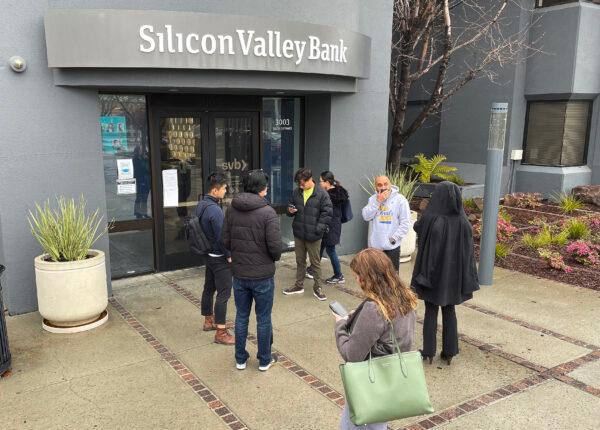 People line up outside of the shuttered Silicon Valley Bank (SVB) headquarters in Santa Clara, Calif., on March 10, 2023. (Justin Sullivan/Getty Images)