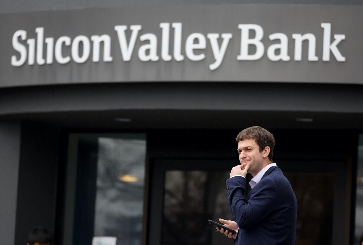 A customer stands outside of a shuttered Silicon Valley Bank (SVB) headquarters in Santa Clara, Calif., on March 10, 2023. (Justin Sullivan/Getty Images)
