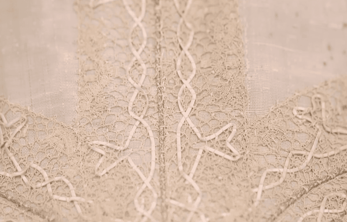 The Silver Tissue Dress has been intricately decorated with silk bobbin lace. (© Historic Royal Palaces / Fashion Museum Bath)