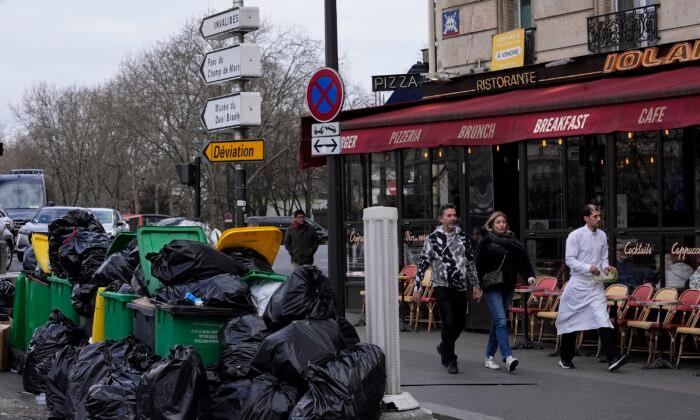 Paris Sanitation Union Ends Strike; Workers Begin to Clear Tons of Garbage