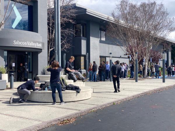 Customers wait in line outside of the shuttered Silicon Valley Bank (SVB) headquarters in Santa Clara, Calif., on March 13, 2023. (Steve Ispas/The Epoch Times)