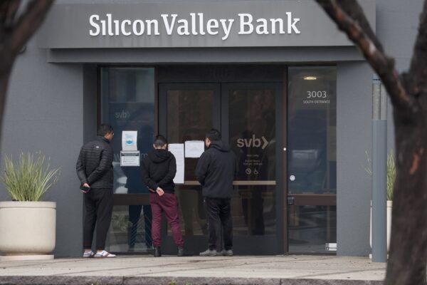 Employees stand outside the headquarters of the shuttered Silicon Valley Bank (SVB) in Santa Clara, Calif., on March 10, 2023. (Justin Sullivan/Getty Images)