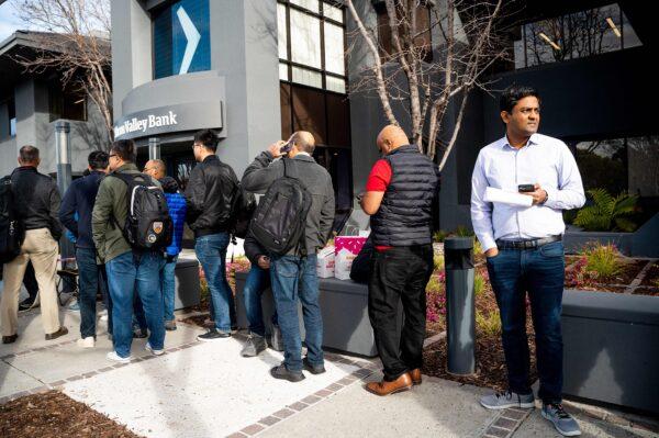 Silicon Valley Bank customers wait in line at SVBs headquarters in Santa Clara, California on March 13, 2023. (Noah Berger/AFP via Getty Images)