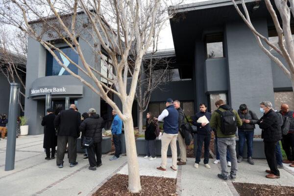 People line up outside of a Silicon Valley Bank office in Santa Clara, California, on March 13, 2023. (Justin Sullivan/Getty Images)