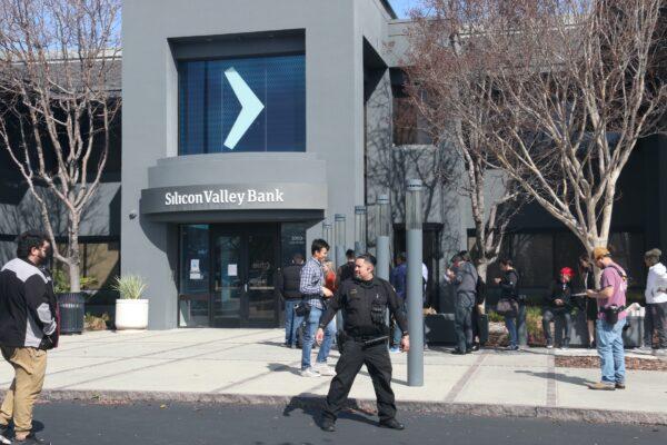 Customers wait in line outside of the shuttered Silicon Valley Bank headquarters in Santa Clara, Calif., on March 13, 2023. (Vivian Yin/The Epoch Times)