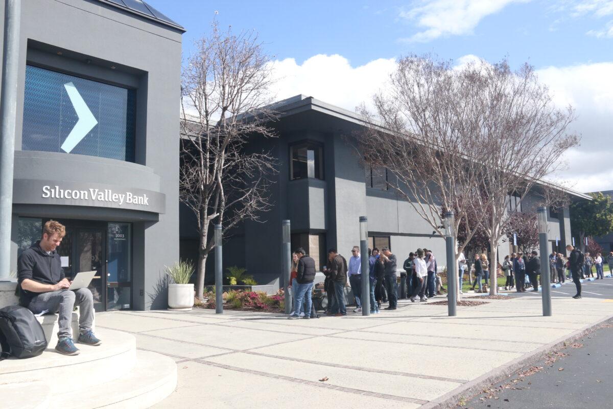 Customers wait in line outside of the shuttered Silicon Valley Bank (SVB) headquarters in Santa Clara, Calif., on March 13, 2023. (Vivian Yin/The Epoch Times)