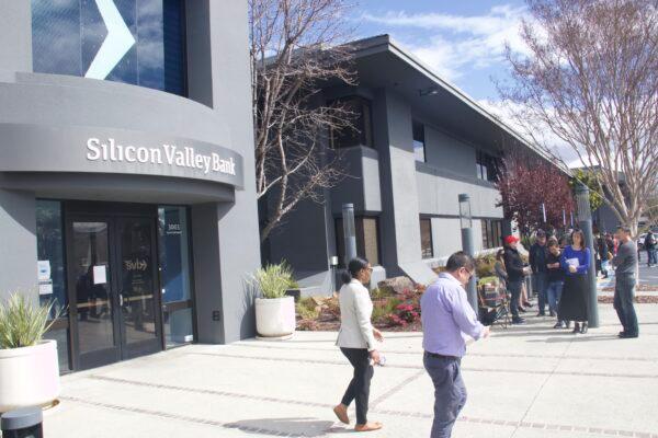 Customers wait in line outside of the shuttered Silicon Valley Bank (SVB) headquarters in Santa Clara, Calif., on March 13, 2023. (Vivian Yin/The Epoch Times)