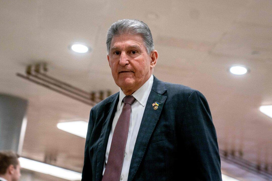 Sen. Manchin Says He'll Decide on Presidential Run by Year’s End