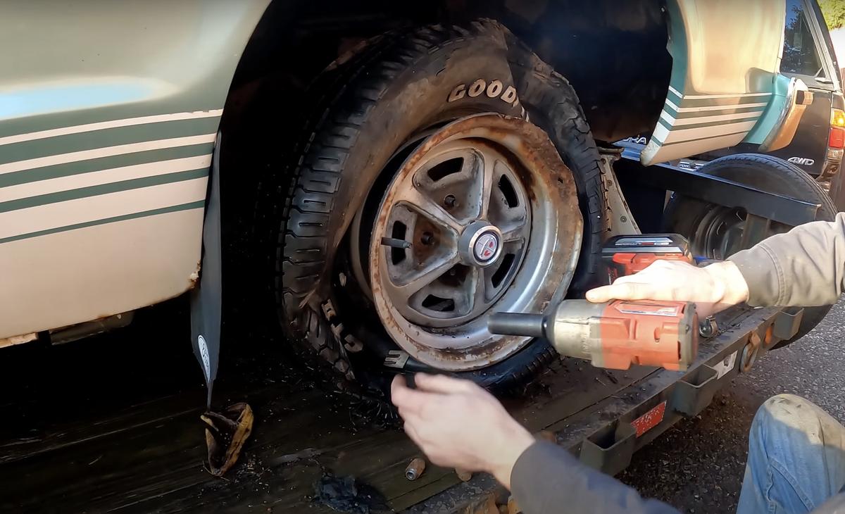 A damaged rear wheel of the Ranchero that was no longer functional. (Courtesy of <a href="https://www.youtube.com/@NoNonsenseKnowHow?themeRefresh=1">NoNonsenseKnowHow</a>)