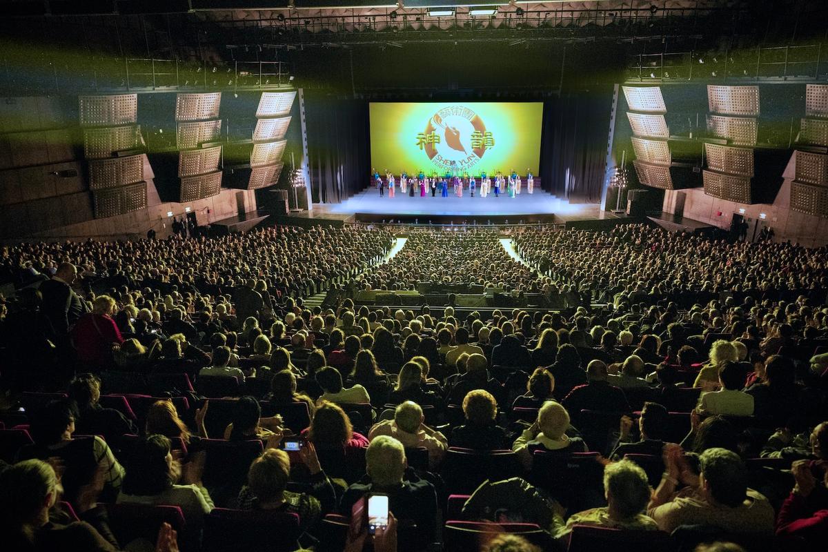 Shen Yun Performing Arts curtain call at the Palais des Congrès, Paris, on Feb. 14, 2023. (Jian Ping/NTD)