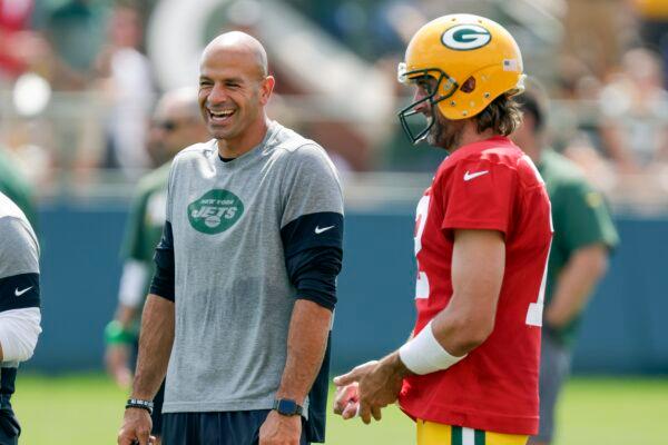 New York Jets head coach Robert Saleh (C) laughs with Green Bay Packers quarterback Aaron Rodgers (R) during a joint NFL football training camp practice in Green Bay, Wis., on Aug. 18, 2021. (Matt Ludtke/AP Photo)