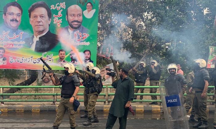 Police Attempt to Arrest Pakistan Ex-PM Imran Khan Sparks Violent Clashes