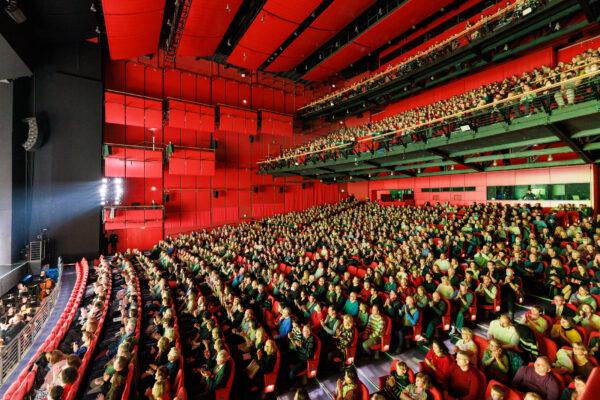 Shen Yun Performing Arts Global Company's curtain call at Berlin's Theater am Potsdamer Platz, on Jan. 7, 2023. (Xie Mu/NTD)