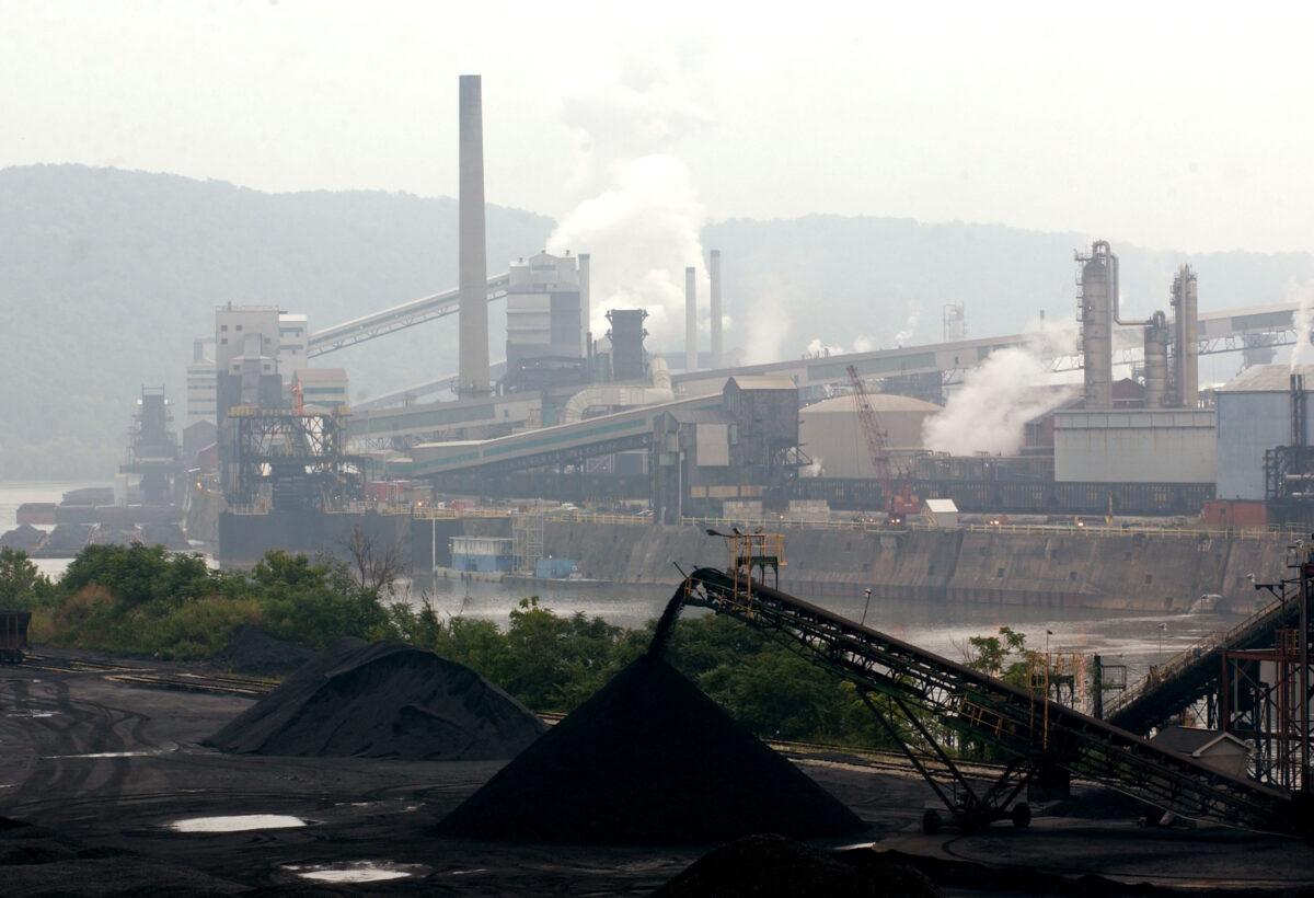 Smoke billows from a coal powered steel plant in western Pennsylvania, on Aug. 26, 2001. (Spencer Platt/Getty Images)
