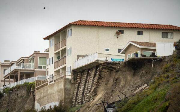 Landslides strike a coastal neighborhood after heavy rains in San Clemente, Calif., on March 16, 2023. (John Fredricks/The Epoch Times)