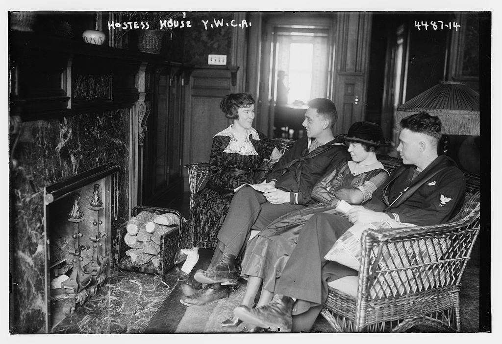 Julia Morgan designed the Hostess House, a place where World War I soldiers could meet their families. Photographed circa 1915 to 1920. Library of Congress. (Public Domain)