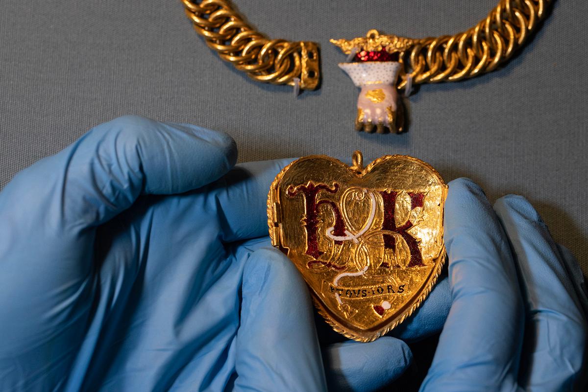 On the other side of the pendant are ornately engraved letters: “H” for Henry and “K” for Katherine tied together by a sinuous ribbon.(Dan Kitwood/<a href="https://www.gettyimages.ca/detail/news-photo/gold-pendant-is-displayed-during-a-photocall-at-the-british-news-photo/1461020302?phrase=Henry%20VIII%20pendant&adppopup=true">Getty Images</a>)