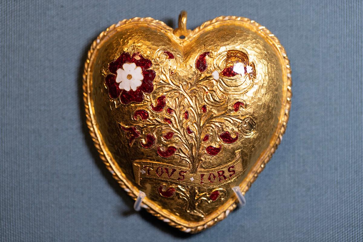 Tudor pendant, associated with Henry VIII and his first wife, Katherine of Aragon, found by a metal detectorist in Warwickshire, England. (Dan Kitwood/<a href="https://www.gettyimages.ca/detail/news-photo/gold-pendant-is-displayed-during-a-photocall-at-the-british-news-photo/1461020310?phrase=Henry%20VIII%20pendant&adppopup=true">Getty Images</a>)