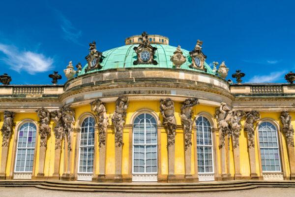 The main entrance of the palace contrasts with the famous garden side. The north façade acts as a sovereign display of power with its semi-circular main courtyard composed of 88 double Corinthian columns. Friedrich preferred the playful design of the garden façade, which made him feel closer to nature thanks to a direct access to the terrace. (With permission © Bildarchiv Foto Marburg/Stiftung Preußische Schlösser und Gärten Berlin-Brandenburg/Andreas Lechtape)
