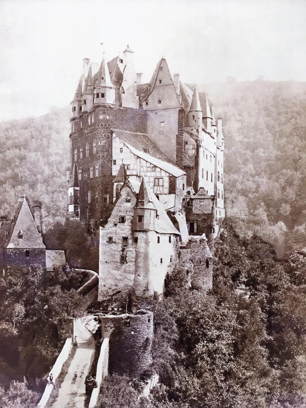 The entrance to Eltz Castle circa  1860 (<a href="https://commons.wikimedia.org/wiki/File:Schloss_Elz,_c._1860_IMG_4534a.jpg">BeckenhamBear</a>/CC BY-SA 4.0)