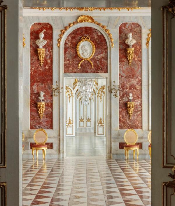 Located in the New Chambers, the magnificent Jasper Hall features precious pink jasper, marble floors, ancient busts, and elegant gilding on the walls. (With permission, © SPSG/Reinhardt und Sommer)
