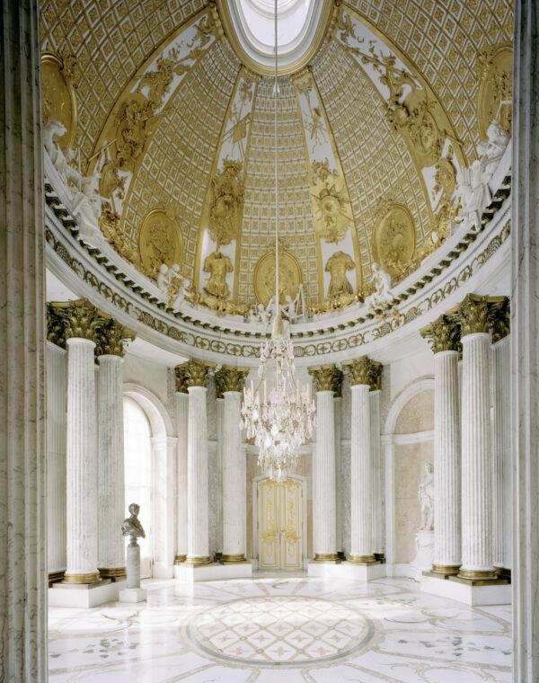 The sumptuous Marble Hall is the only room in the palace in the classical style. Both walls and floor are covered with white marble from Carrara, Italy. On the cornice, supported by majestic columns, figures symbolize astronomy, architecture, music, painting, and sculpture. (With permission, © SPSG/Hillert Ibbeken)