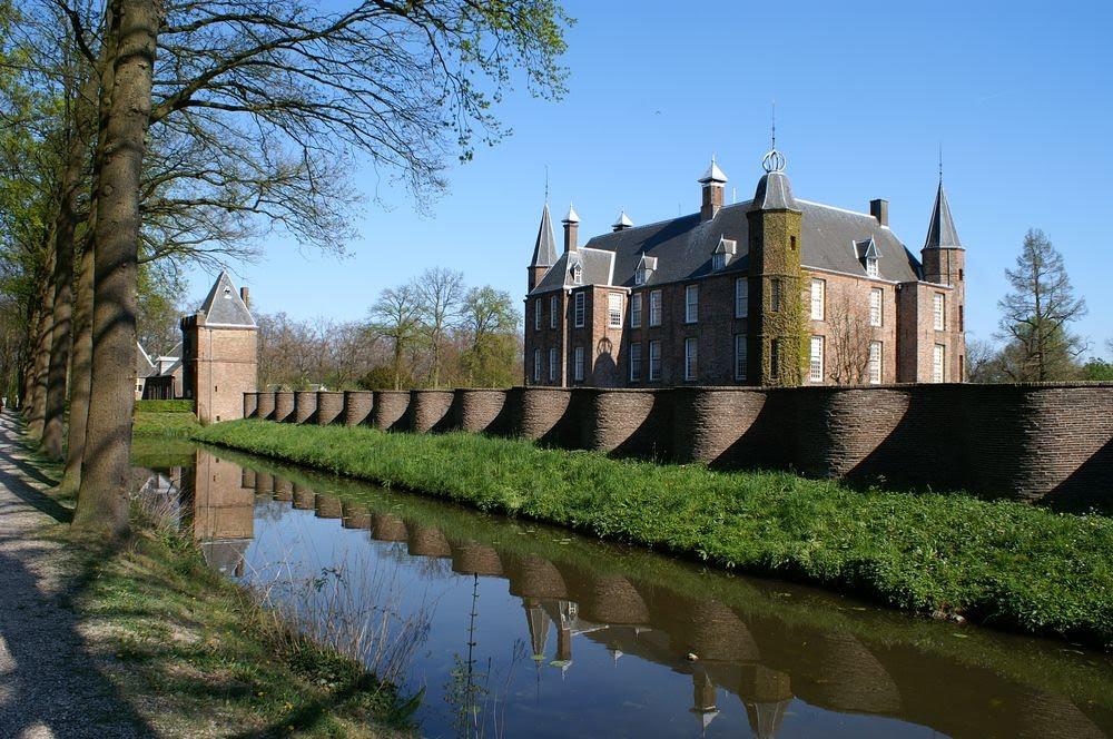 Zuylen Castle, the Netherlands. (<a href="https://en.wikipedia.org/wiki/Zuylen_Castle#/media/File:Zuylen.jpg">Peter van der Wielen</a>/CC BY-SA 3.0 NL)
