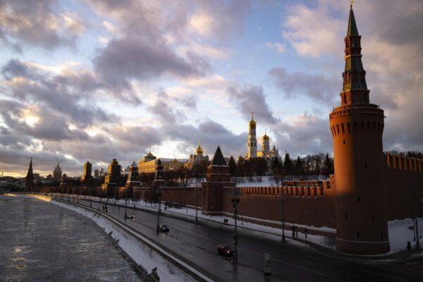 Sunset lights the Kremlin and frozen Moscow River in Moscow, Russia, Jan. 16, 2022. (The Canadian Press/Alexander Zemlianichenko)