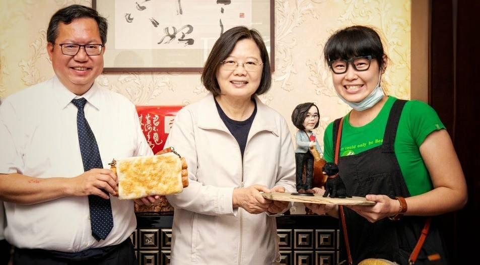 Lei Hsiao-Chen presented her gift to the Taiwan President in 2019. (Courtesy of <a href="https://www.facebook.com/baobaohandmade/">Lei Hsiao-Chen</a>)
