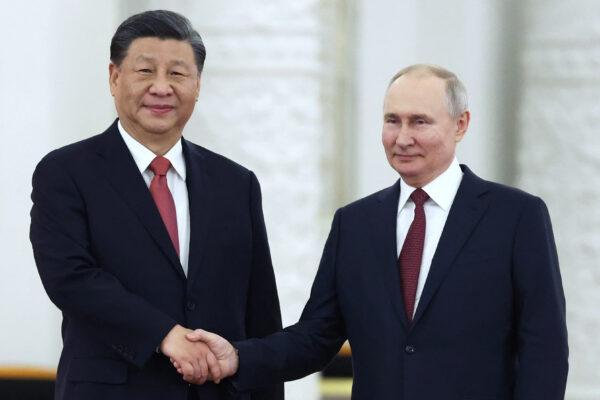  Chinese leader Xi Jinping (L) meets with Russian President Vladimir Putin at the Kremlin in Moscow on March 21, 2023. (Sergei Karpukhin/Sputnik/AFP via Getty Images)