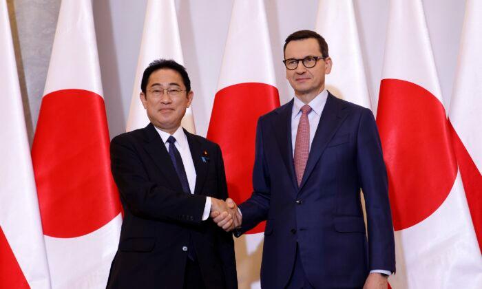 Japan’s Kishida Pledges Aid for Ukraine-Backing Poland