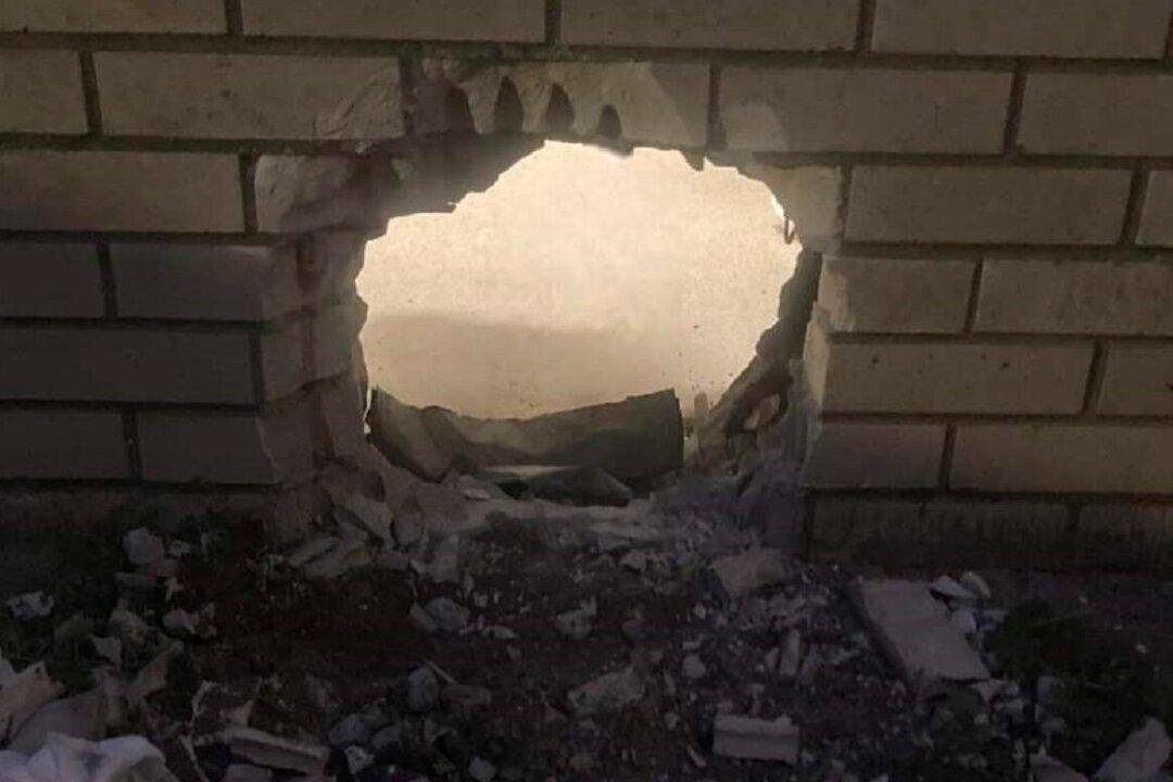 2 Escape Jail and Go to IHOP, Where Patrons Report Them