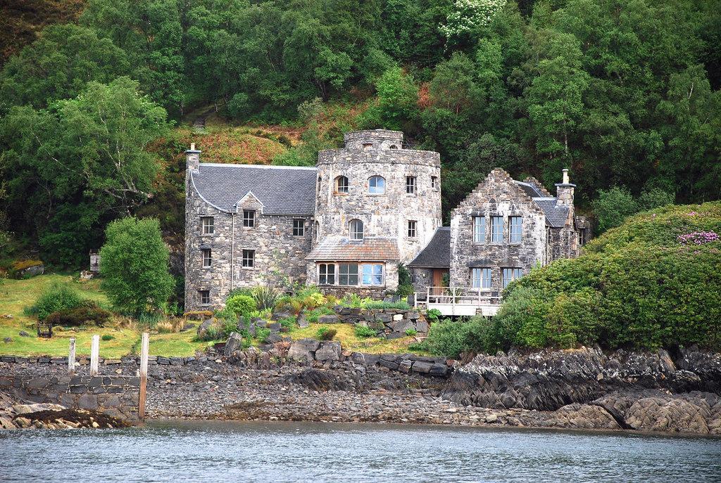The main property at the estate at Tarbet Bay, off the west coast of Scotland. (<a href="https://www.geograph.org.uk/photo/2418453">Glen Breaden</a>/CC BY-SA 2.0)