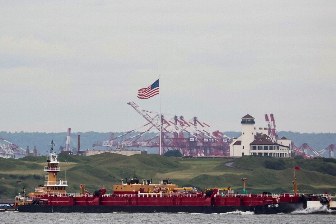 Oil Falls as US Holds Off Refilling Strategic Reserve