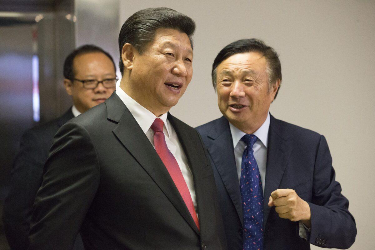 Chinese President Xi Jinping (L) is shown around the offices of Chinese tech firm Huawei technologies by its President Ren Zhengfei, in London, during his state visit on Oct. 21, 2015. (Matthew Lloyd/AFP via Getty Images)