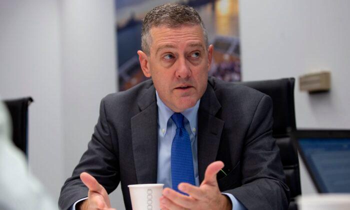 Fed’s Bullard Calls for Higher Rates as Balance Sheet Jumps $100 Billion, Depositors Pull Funds From Banks