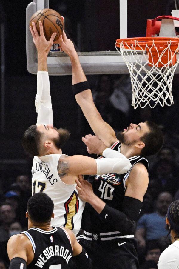 New Orleans Pelicans center Jonas Valanciunas, left, has his shot blocked by Los Angeles Clippers center Ivica Zubac during the first half of an NBA basketball game in Los Angeles on March 25, 2023. (Mark J. Terrill/AP Photo)