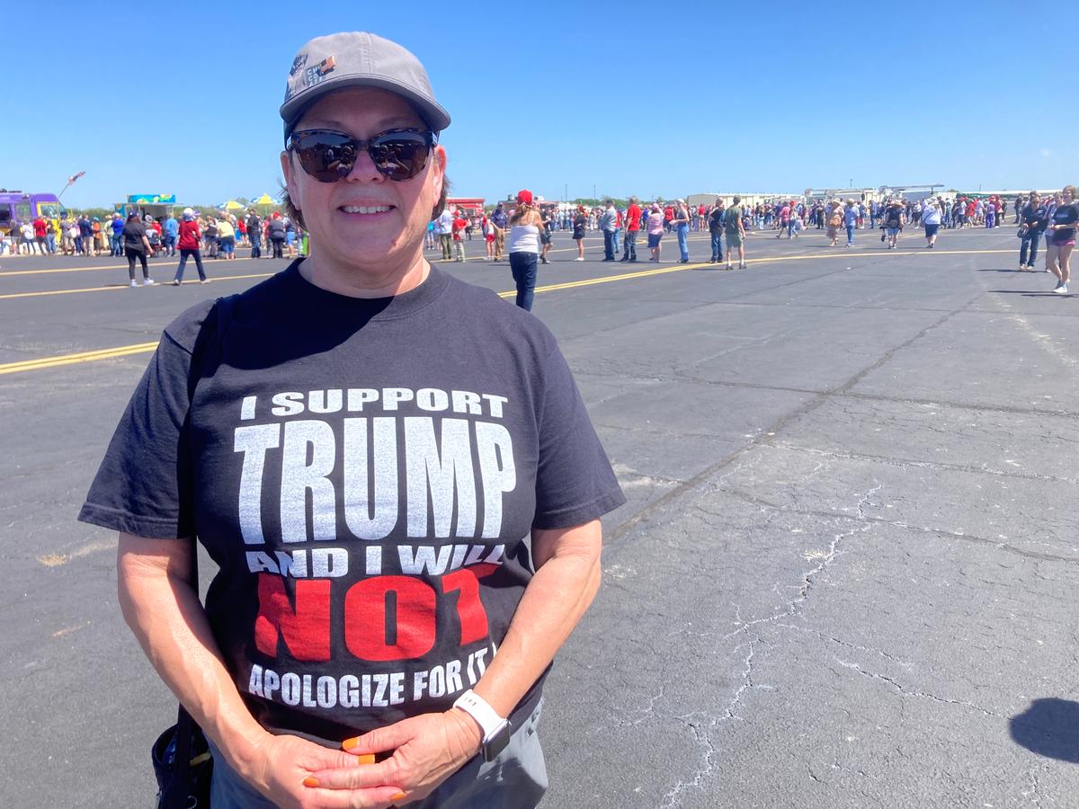 Debbie Manning, 59, of Waxahachie, Texas, sports a T-shirt proclaiming, "I support Trump and I will not apologize for it" at a rally for former President Donald Trump at a rally on March 25, 2023. (Janice Hisle/The Epoch Times)