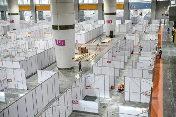Employees set up a makeshift hospital that will be used for COVID-19 patients in Guangzhou, in China's eastern Guangdong Province, on April 11, 2022. (AFP) / China OUT)