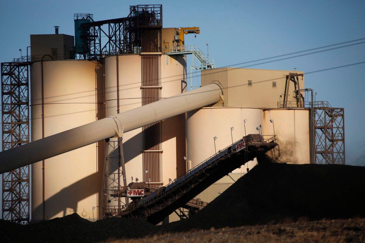 A conveyor belt transports coal at the Westmoreland Coal Company's Sheerness Mine near Hanna, Alta., on Dec. 13, 2016. (The Canadian Press/Jeff McIntosh)