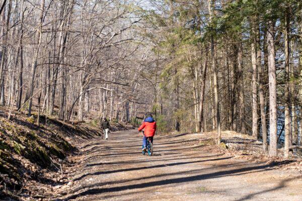 A beginner trail in the Port Jervis Watershed Park and Recreation Area, N.Y., on March 16, 2023. (Cara Ding/The Epoch Times)