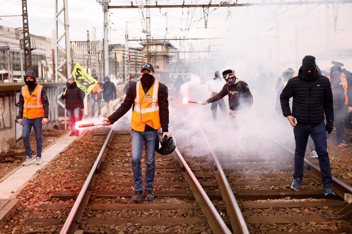 France Sees New Pension Protests, Police Brace for Violence