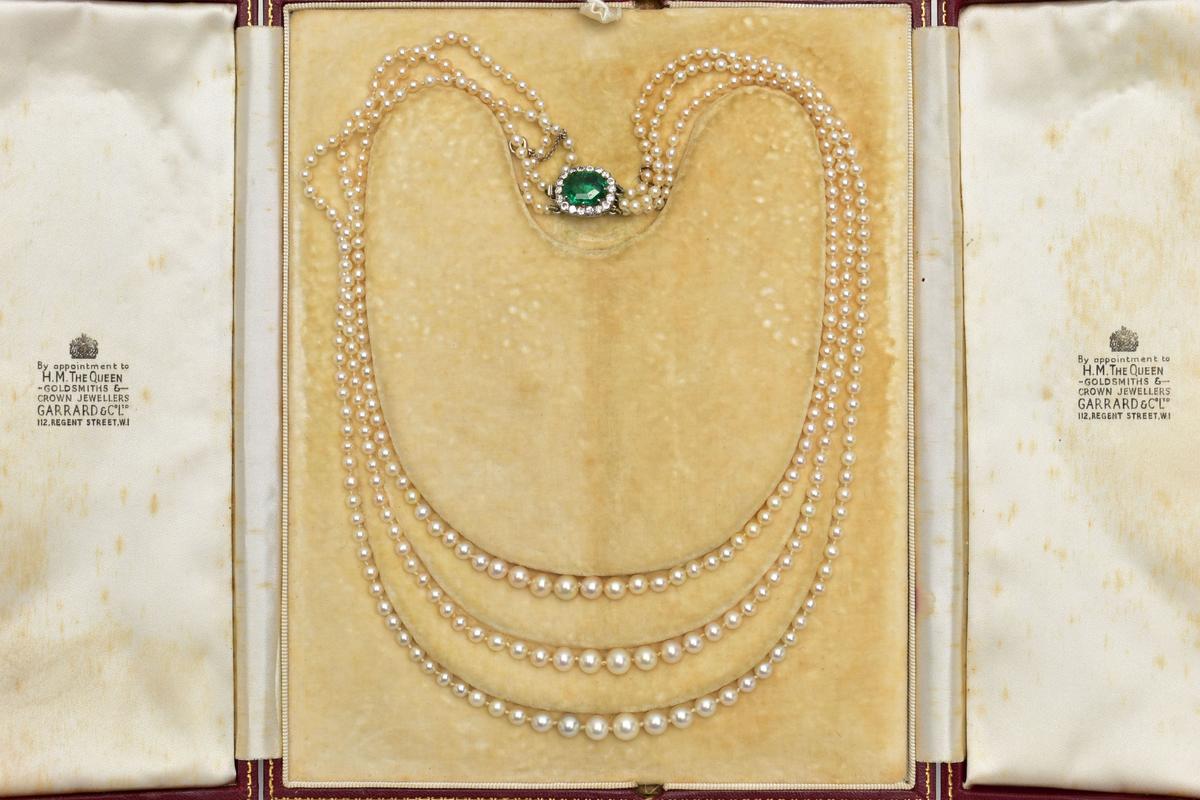 A pearl necklace with an emerald and diamond clasp, which fetched 14,500 pounds. (Courtesy of <a href="https://www.richardwinterton.co.uk/">Richard Winterton Auctioneers</a>)